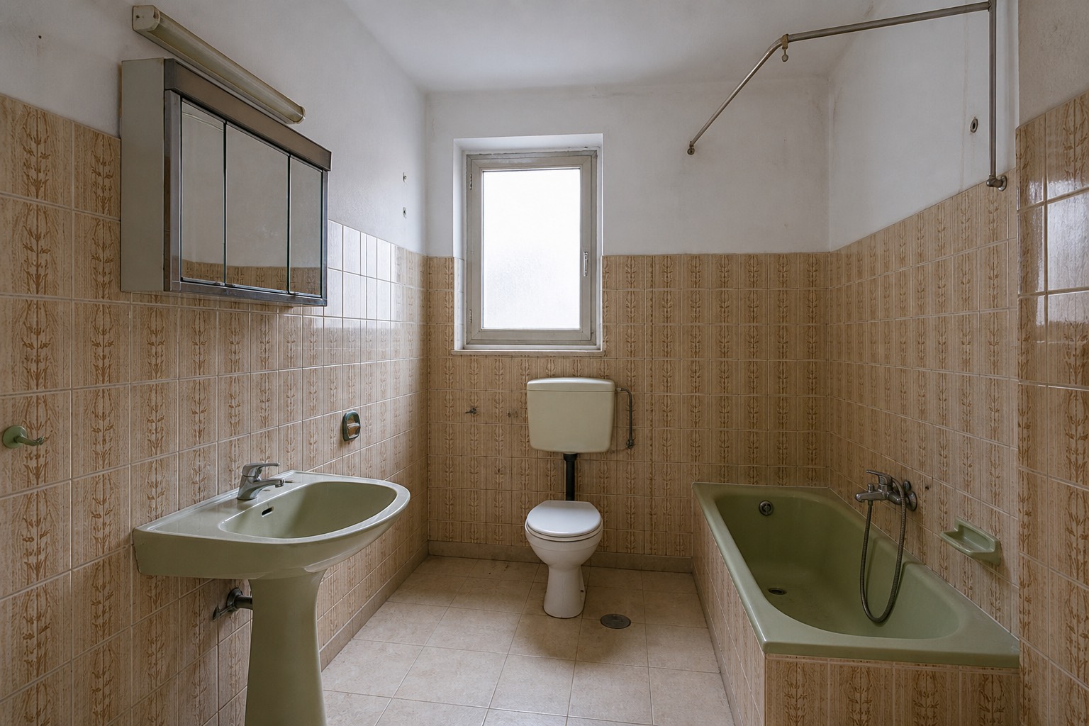 A mesma casa de banho antes, com azulejos antigos e banheira verde / The same bathroom before, with dated tiles and a green bathtub